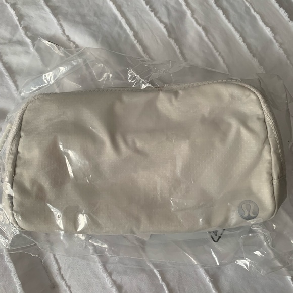Everywhere Belt Bag 2022 (HTF) Retired - Picture 4 of 6